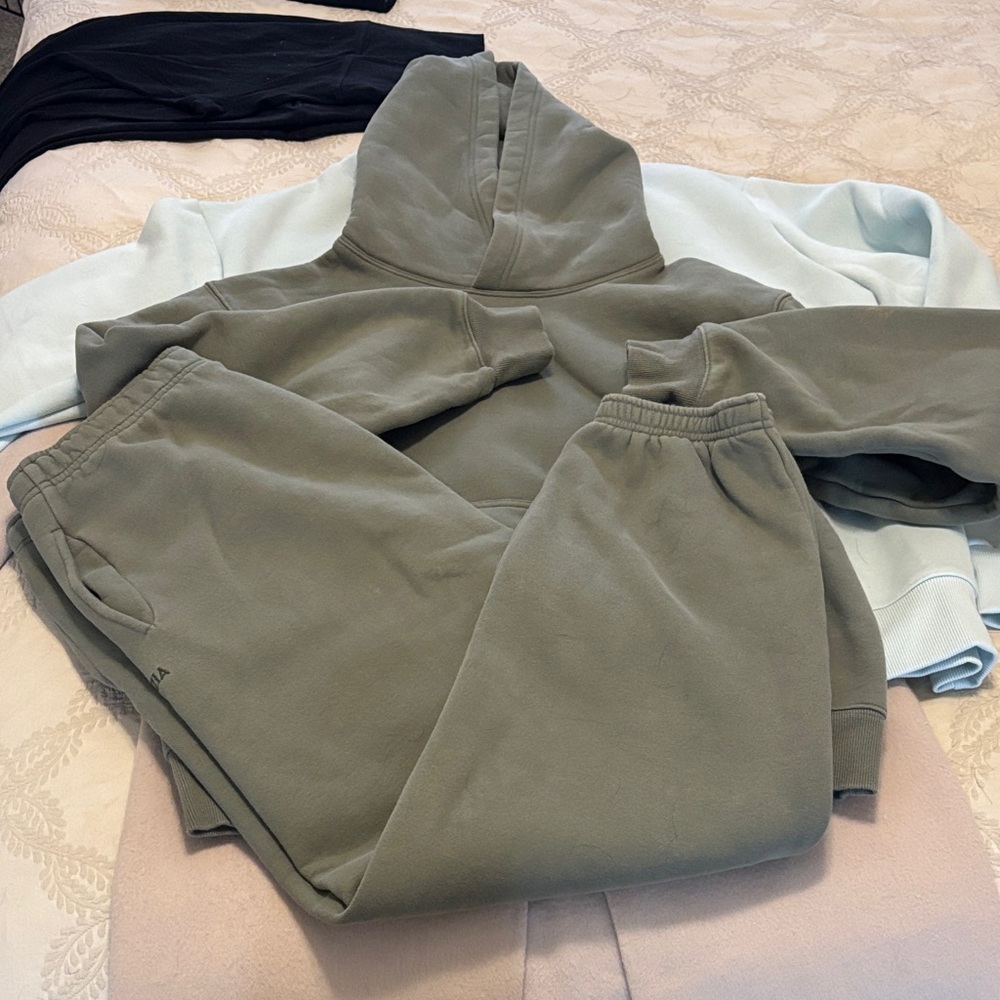 Olive Green Hoodie and Sweatpants Set Aritzia - Picture 2 of 4